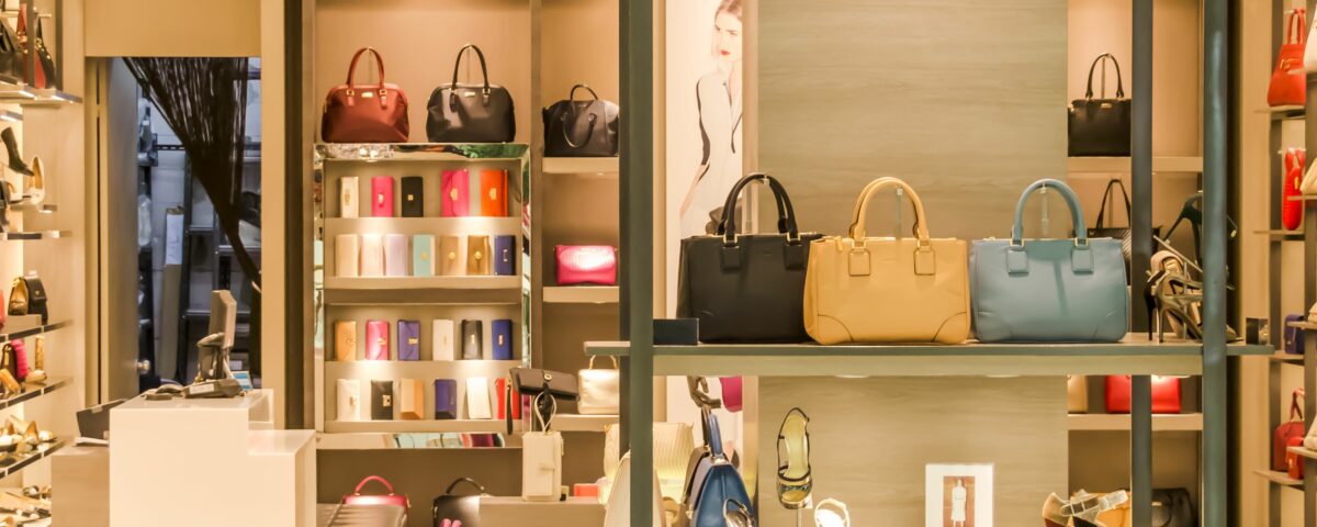 Marché de la beauté : boutique de maroquinerie de luxe aux lumières dorées