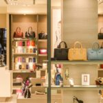 Marché de la beauté : boutique de maroquinerie de luxe aux lumières dorées