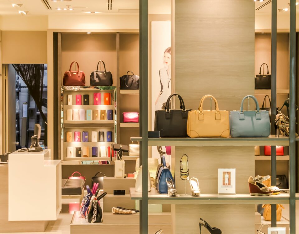 Marché de la beauté : boutique de maroquinerie de luxe aux lumières dorées
