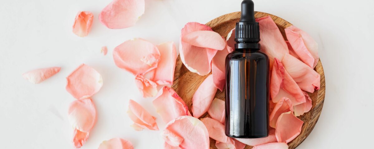Rachat de Boots : flacon de soin entouré de pétales de rose