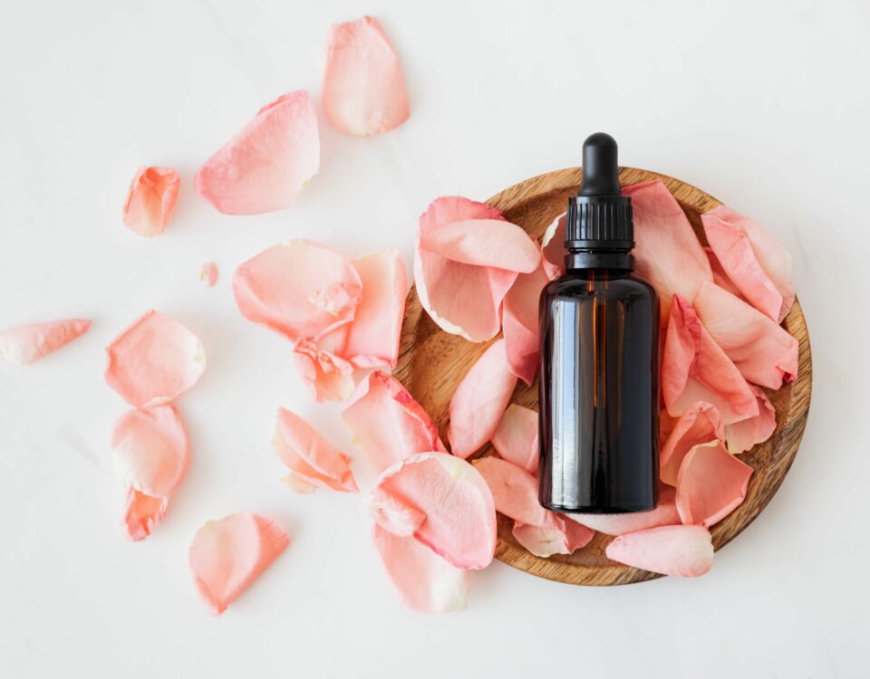 Rachat de Boots : flacon de soin entouré de pétales de rose