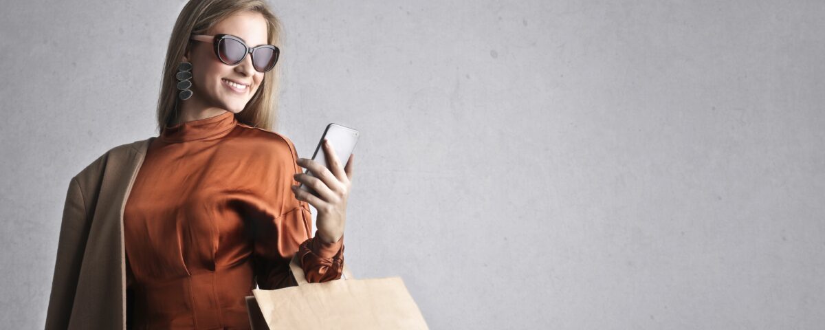 TikTok Shop beauté : achat de mode sur smartphone