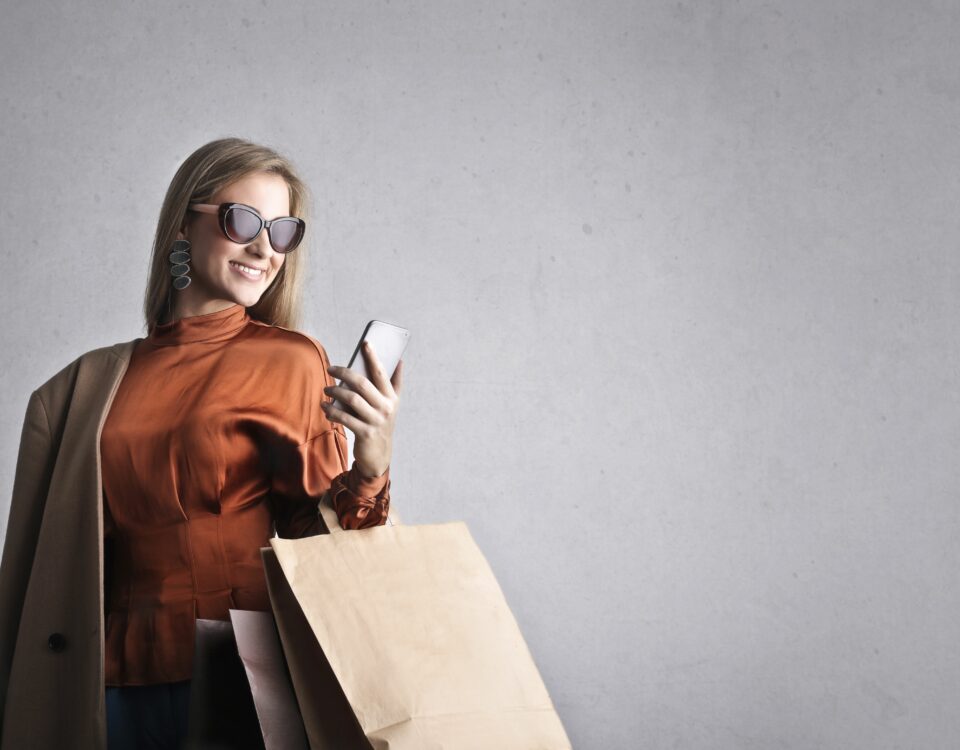 TikTok Shop beauté : achat de mode sur smartphone