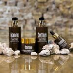 Valorisation d'une marque de cosmétiques : gamme de soins aux bouchons dorés sur une surface réfléchissante