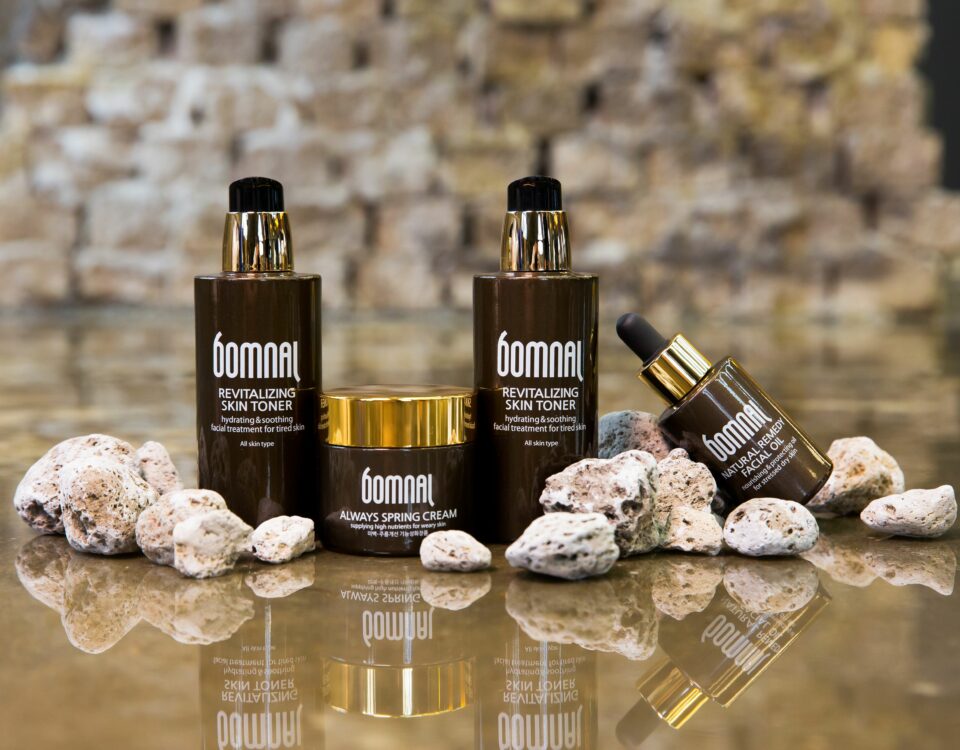 Valorisation d'une marque de cosmétiques : gamme de soins aux bouchons dorés sur une surface réfléchissante
